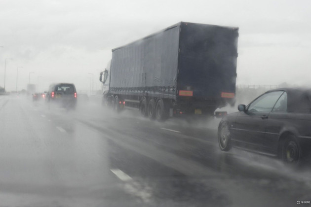 行車(chē)途中(zhōng)突遇暴雨的應對方法